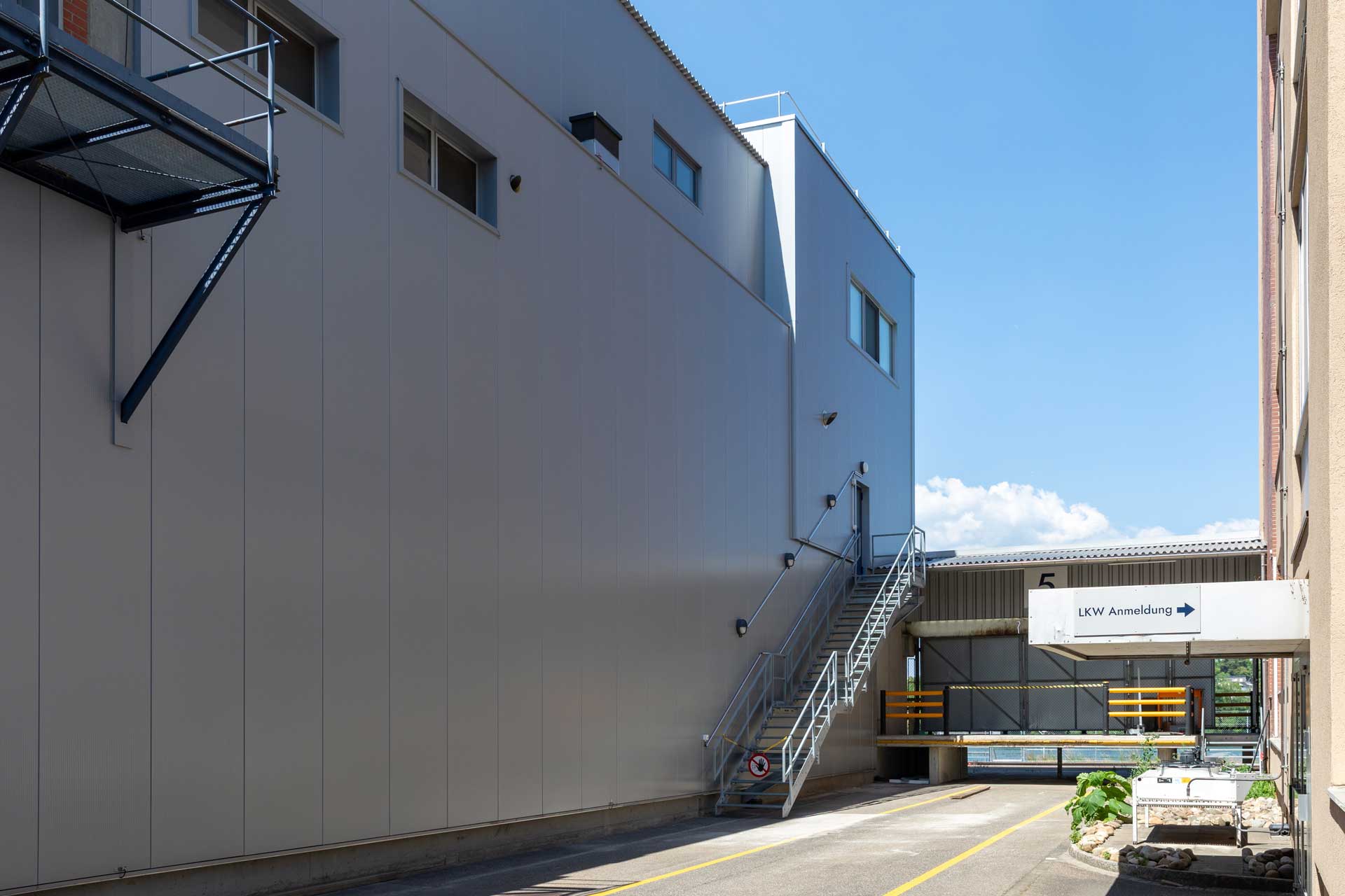 Fassade Büroaufstockung, Einhausung Lüftung, Rampenüberdachung, Fluchttreppe, Handläufe, Delica Birsfelden von HB Montatech GmbH Dittingen